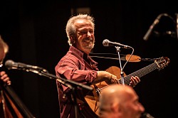 Pierre Bluteau, Tierra del Sur, guitariste